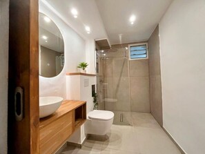 Douche, articles de toilette écologiques, séchoir à cheveux
