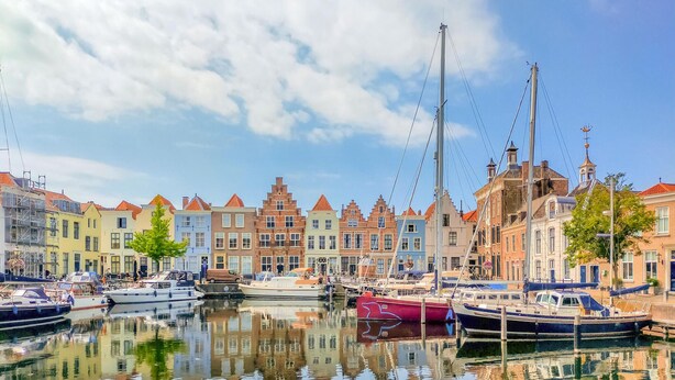 A marina with boats docked, surrounded by colorful buildings with traditional architecture. - Awesome home in Heinkenszand with WiFi (Heinkenszand)