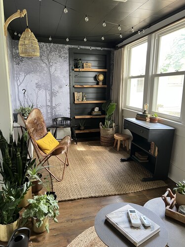 Stylish 1 BR Apt. w/ Sunroom in DT Hughesville