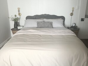 1 bedroom, desk, iron/ironing board, free WiFi - Stylish 1 BR Apt. w/ Sunroom in DT Hughesville (Hughesville)