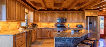 Good Medicine - 10 minutes to Boone! Long range views, hot tub, fire pit!