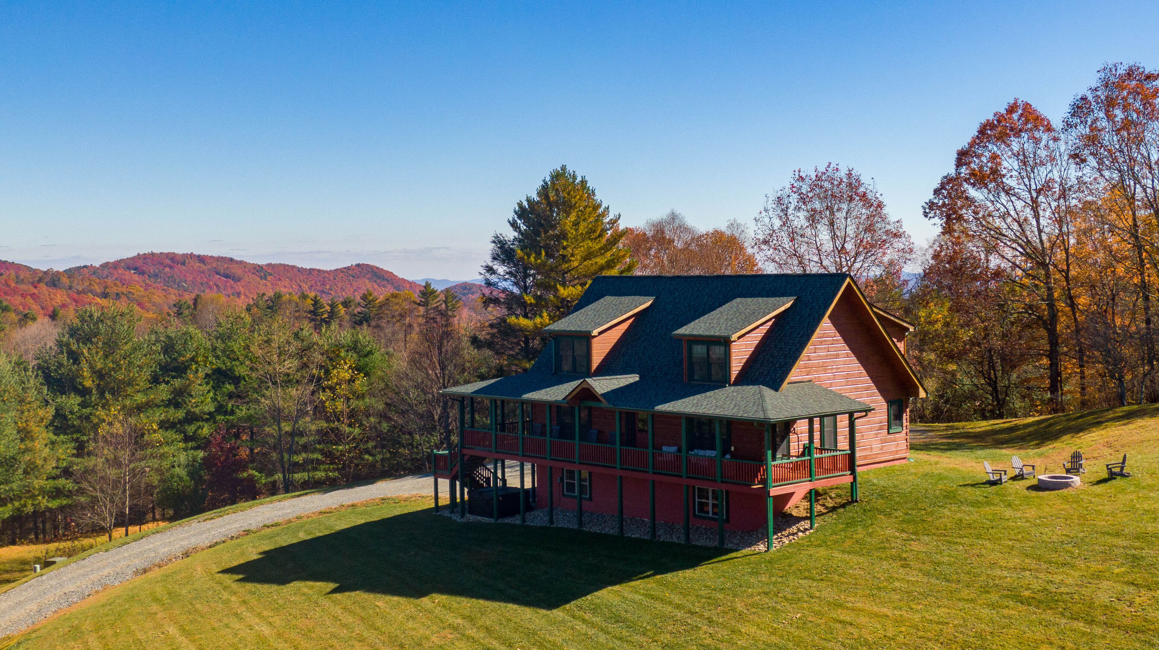 Good Medicine - 10 minutes to Boone! Long range views, hot tub, fire pit!