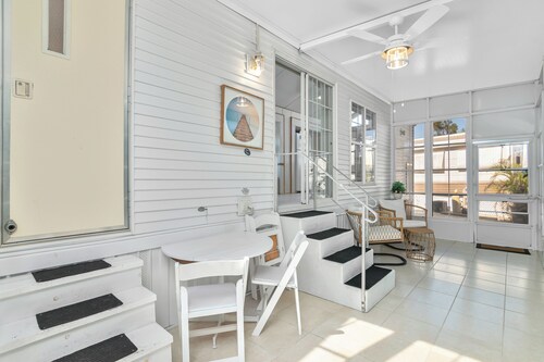 Club Naples Cottage - Cozy Private Home 10 Minutes from the Beach!