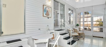 Club Naples Cottage - Cozy Private Home 10 Minutes from the Beach!