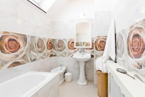 Dusj, hårføner og håndklær