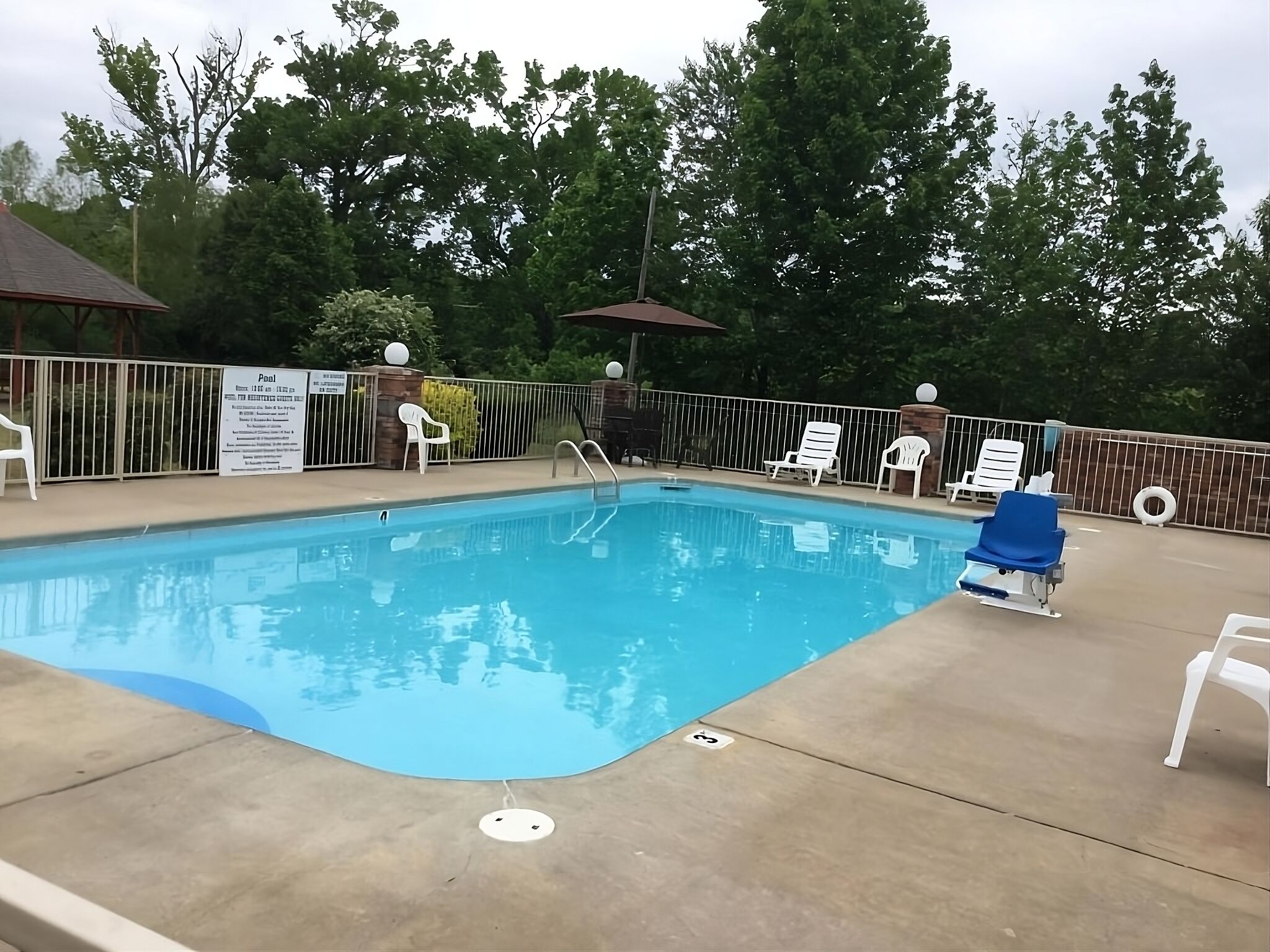 Comfort and Convenience! Free Breakfast & Parking, Minutes to Arkansas Museum