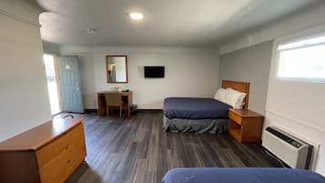 Een bureau, gratis wifi, beddengoed