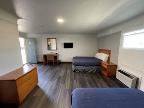 Desk, free WiFi, bed sheets - Holiday Motel (Portland)