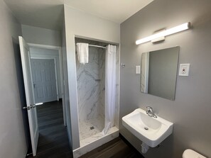 Towels, soap, shampoo, toilet paper - Holiday Motel (Portland)