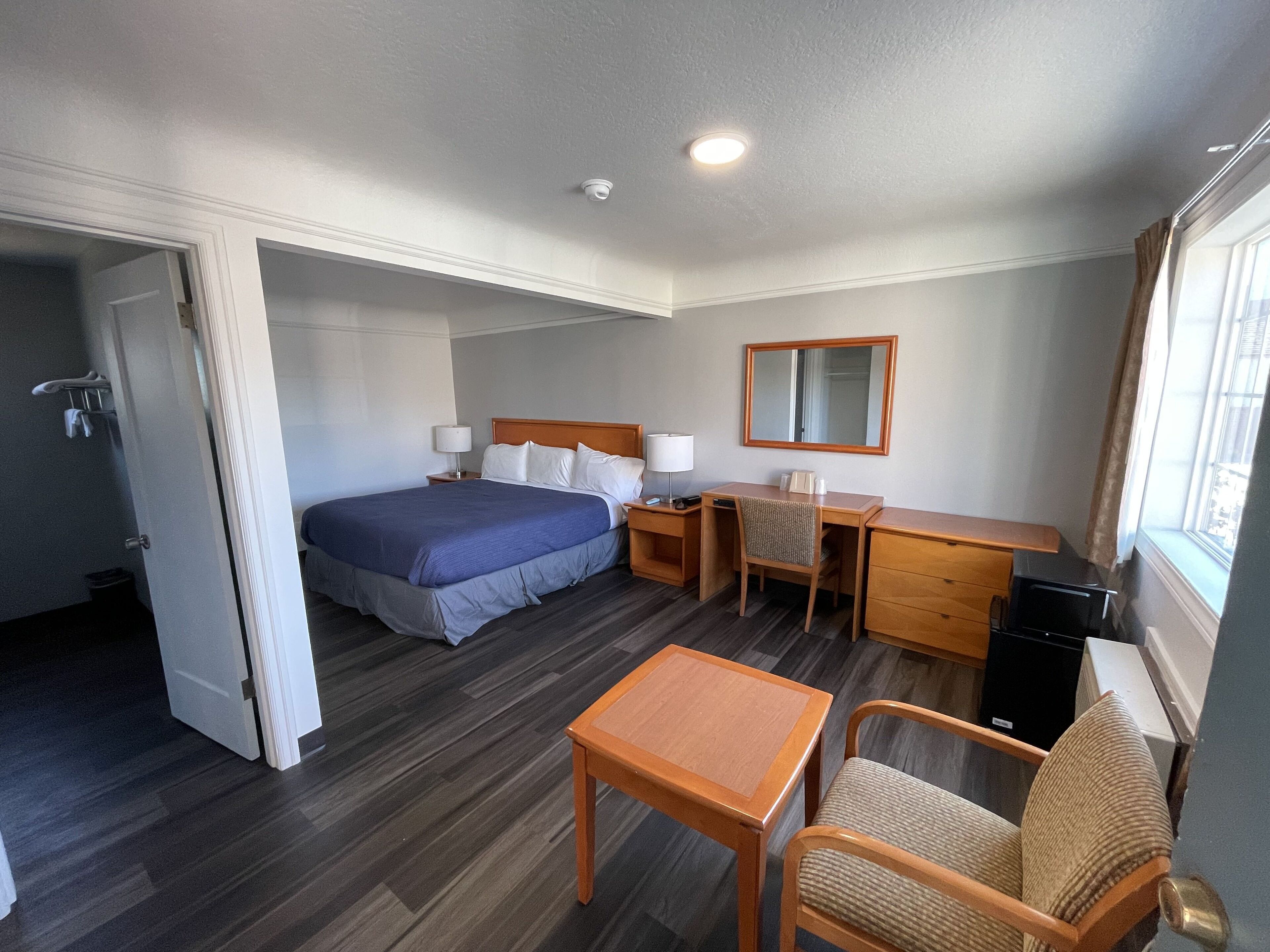 Meja kerja, Wi-Fi gratis, dan seprai linen