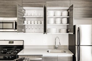 Frigorífico, microondas, horno y placa de cocina