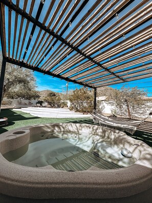 Outdoor spa tub - NEW! Desert Oasis with Pool, hot tub, fire pit & rooftop city & desert views (Phoenix)