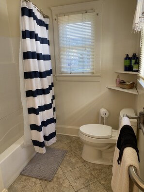 Combined shower/bathtub, towels, soap, shampoo