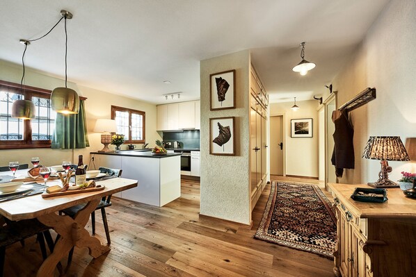Kylskåp, spishäll, diskmaskin och kaffe- och tebryggare