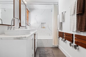 Een bad, een haardroger, handdoeken, toiletpapier