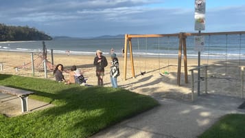 Playa en los alrededores, camastros y toallas de playa