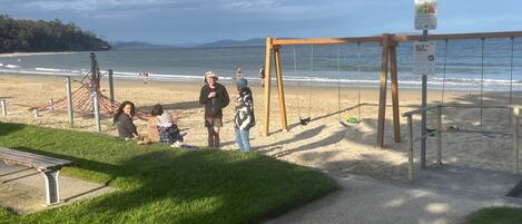 Playa en los alrededores, camastros y toallas de playa