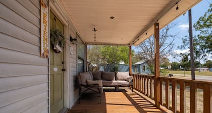 Stay Eat Shop & Antiques. 10 min to Roundtop 5 min to La Bahia & local Wineries.