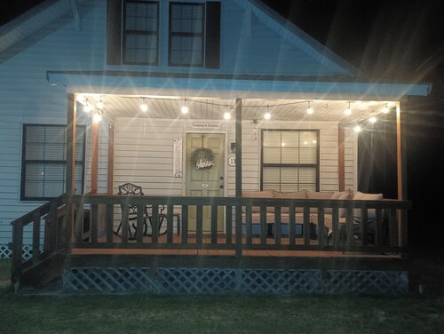 Stay Eat Shop & Antiques. 10 min to Roundtop 5 min to La Bahia & local Wineries.