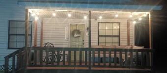 Stay Eat Shop & Antiques. 10 min to Roundtop 5 min to La Bahia & local Wineries.