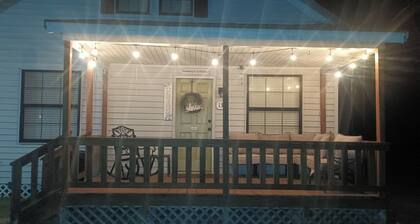 Stay Eat Shop & Antiques. 10 min to Roundtop 5 min to La Bahia & local Wineries.