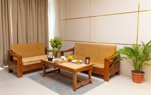 Hypo-allergenic bedding, free WiFi, bed sheets