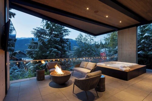 Luxury chalet w/ AC, gym & hot tub
