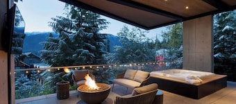 Luxury chalet w/ AC, gym & hot tub