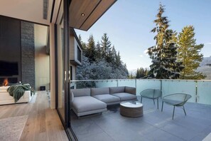 Terrace/patio - Mountainside home w/ ski access & fireplace (Whistler)