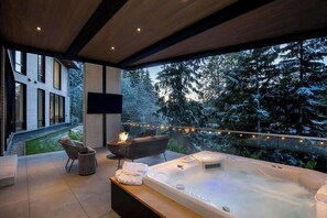 Outdoor spa tub
