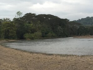 Una spiaggia nelle vicinanze