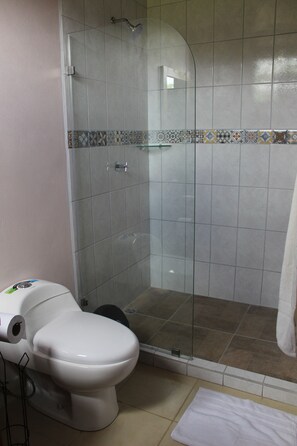 Suihku, pyyhkeet, saippua, sampoo