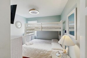 3 bedrooms, iron/ironing board, WiFi, bed sheets - Town of  Rehoboth Beach condo with screened porch & W/D - walk to beach (Rehoboth Beach)