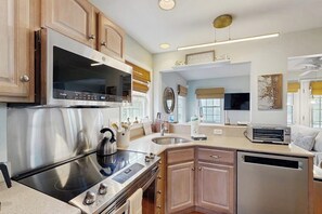 Fridge, microwave, oven, stovetop - Town of  Rehoboth Beach condo with screened porch & W/D - walk to beach (Rehoboth Beach)