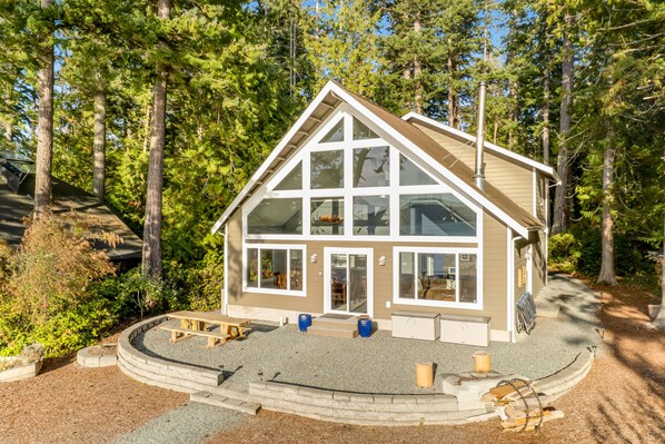 Exterior - Stunning ocean-view home with private waterfront, viewpoint deck & fireplace (La Conner)