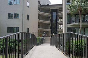 Exterior - Pool & Beach Access: Villa on Hilton Head Island (Hilton Head Island)