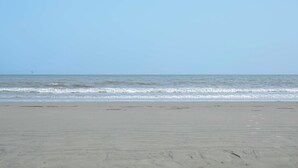 A beach with a clear sky and calm sea. - Pool & Beach Access: Villa on Hilton Head Island (Hilton Head Island)