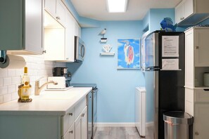Frigorífico, microondas, placa de cocina y lavavajillas