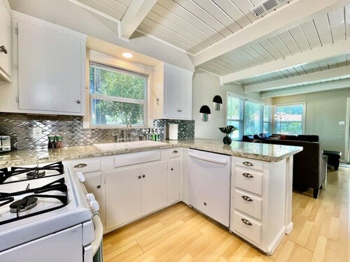 *Covered Patio*Close to Downtown*Driveway Parking*