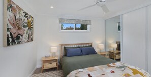 3 bedrooms, Internet, bed sheets - Lakeside Living - Walk to Cafes, Shops, and Sand! (Avoca Beach)