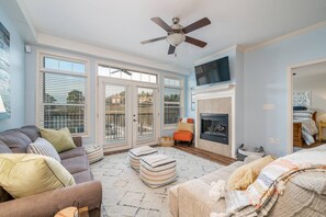 Smart TV, lareira, mesa de pingue-pongue