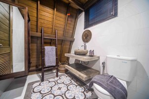 Ducha, secador de pelo, toallas, jabón