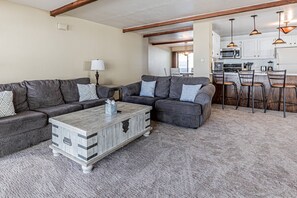 TV connectée, cheminée, livres