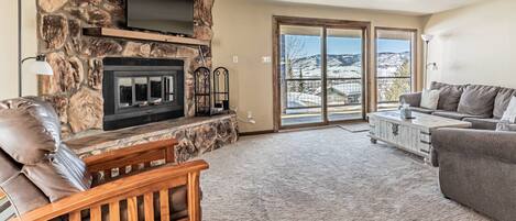 TV connectée, cheminée, livres