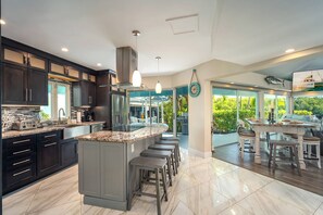 ثلاجة، ميكروويف، غسالة أطباق، ماكينة لصنع القهوة/الشاي