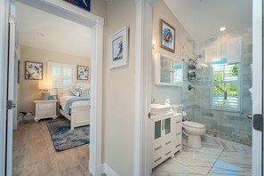 Ensemble douche/baignoire, sèche-cheveux