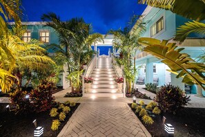 Unclassified image, 4 of 50, button