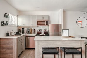 Geladeira, micro-ondas, fogão, cooktop