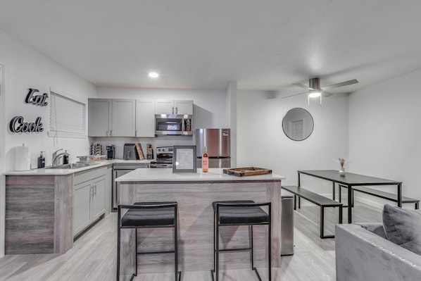 Fridge, microwave, oven, stovetop - NEW Montrose Gem! Central to Downtown HTX, NRG, & the Museum District. (Houston)