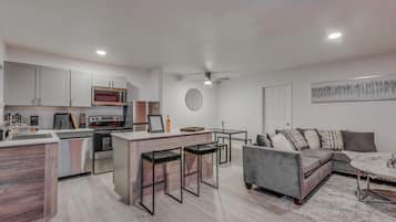 Smart TV, Netflix, Hulu, streaming services